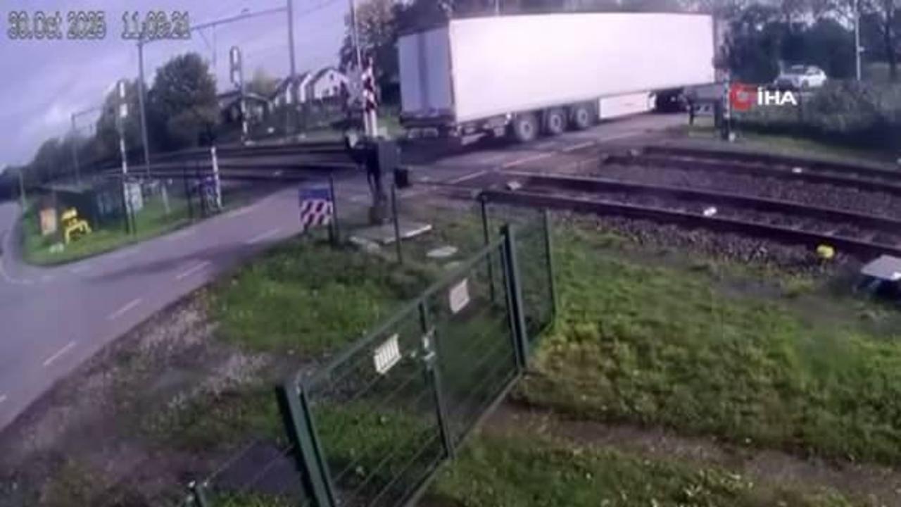 Hollanda'da feci kaza! Yolcu treni hemzemin geçitte kalan tırı biçti