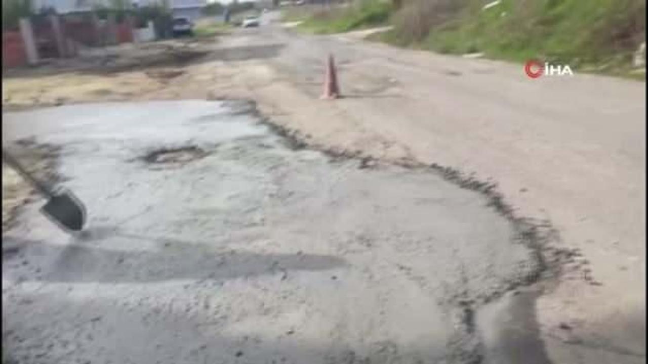 Köstebek yuvasına dönen yolu kendi imkanlarıyla onararak beton attılar