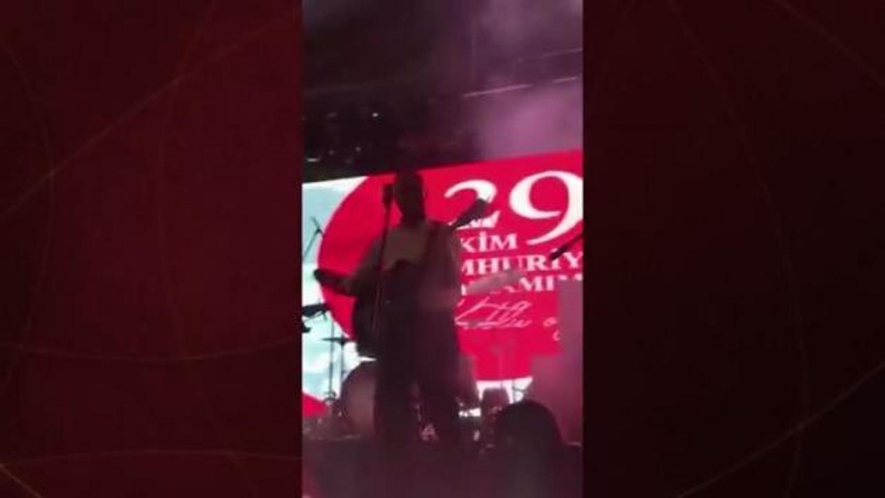 Gaziosmanpaşa Belediye Başkan Vekili Eray Karadeniz gitar çalıp şarkı söyledi: O anlar kameralara yansıdı