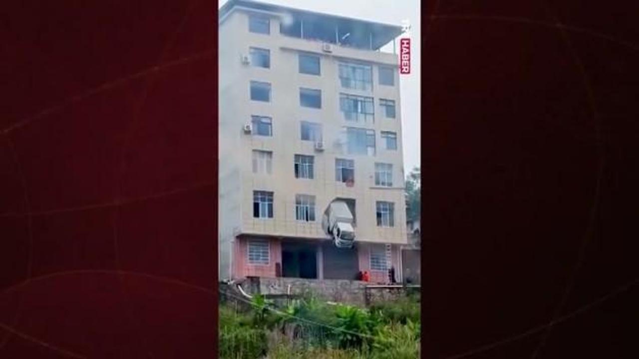 Çin'de ilginç kaza: Kamyon ikinci katta asılı kaldı