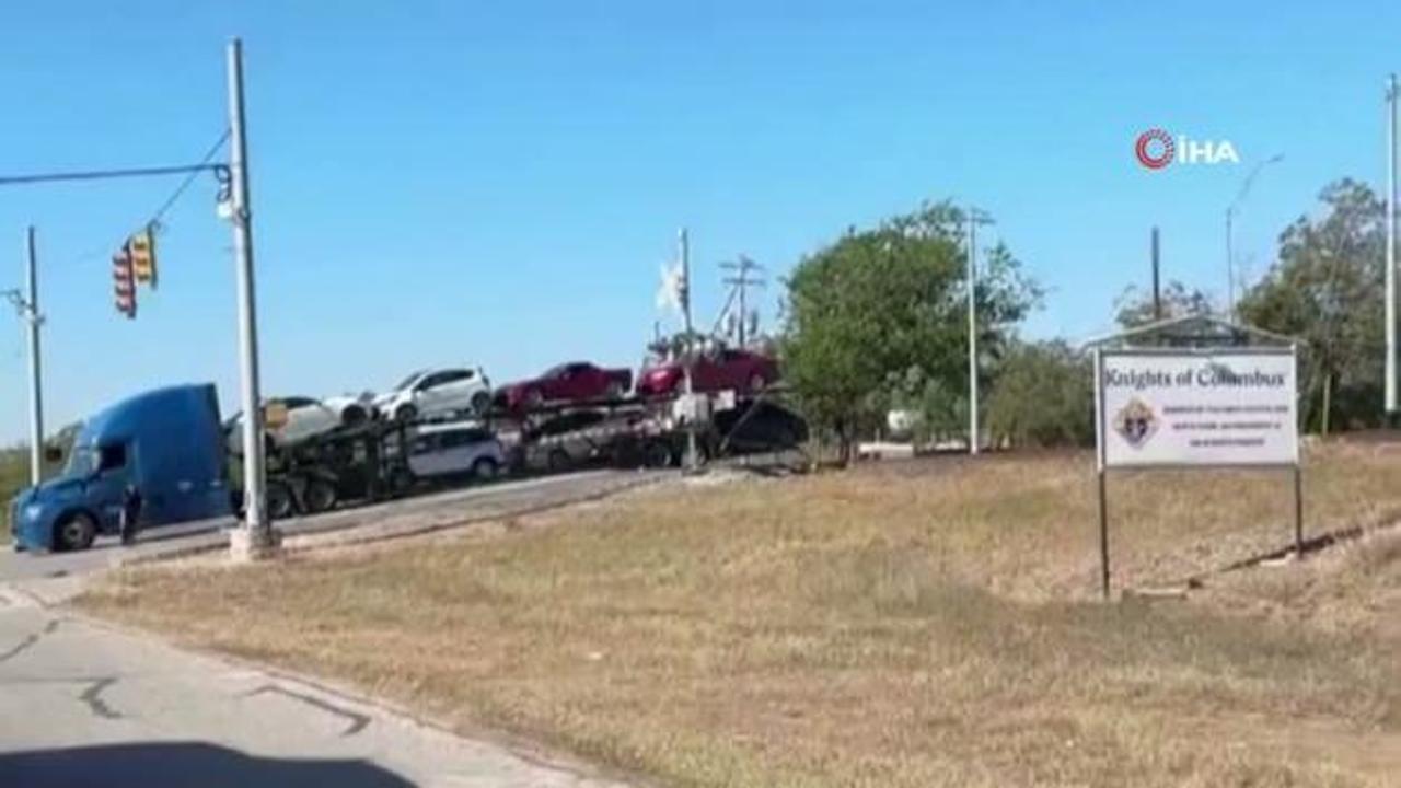 ABD'de tren, hemzemin geçitte mahsur kalan araç yüklü tıra çarptı