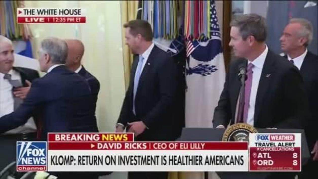 Trump'ın toplantısında korku dolu anlar! Fenalık geçiren kişiye ilk müdahaleyi Dr. Öz yaptı