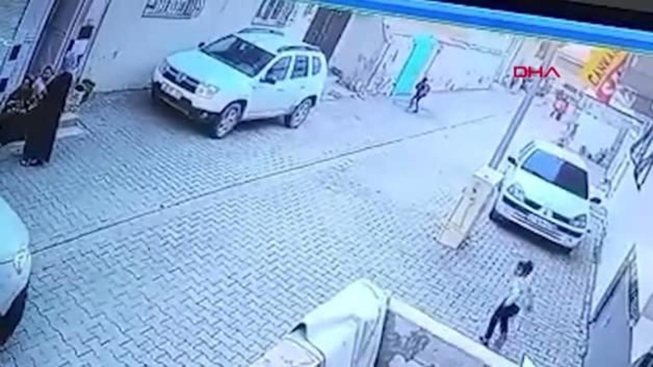 Şanlıurfa'da kargo aracının altında kalan çocuk hayatını kaybetti; kaza kamerada