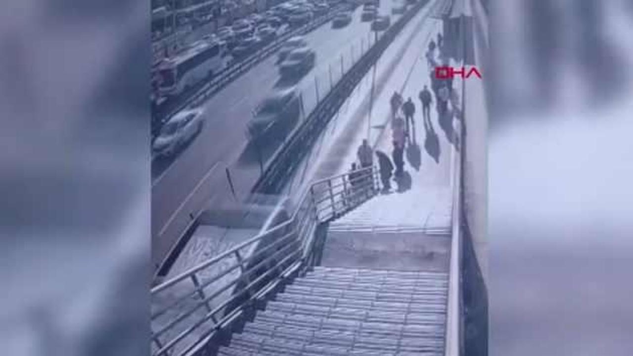 Cevizlibağ'da metrobüsün çarptığı engelli yolcu hayatını kaybetti; kaza kamerada