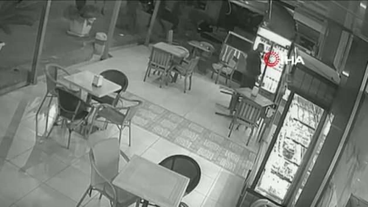 Elinde bıçakla müşterilere saldıran alkollü şahıs herkesi korkuttu