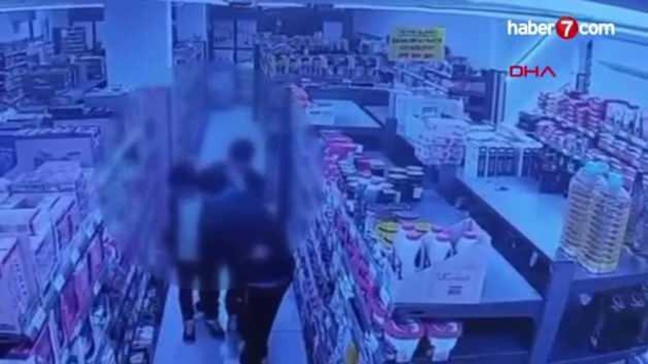 Oğlunu darbettiğini öne sürdüğü market çalışanını yumruklayıp tekmeledi