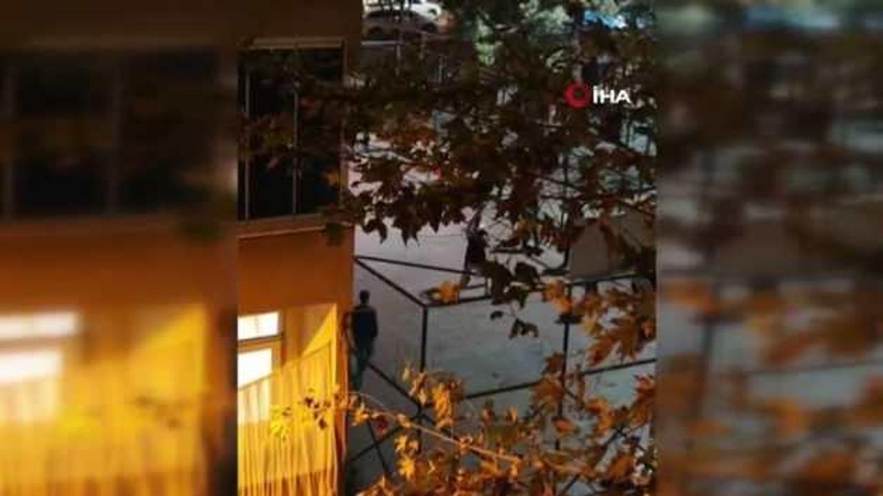 Sultangazi'de gençler parkta birbirlerine acımasızca saldırdı