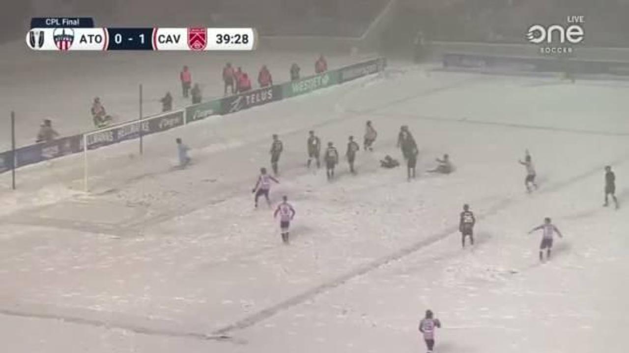 Tekrar tekrar izlemelik! Kar yağışı altında röveşata golü