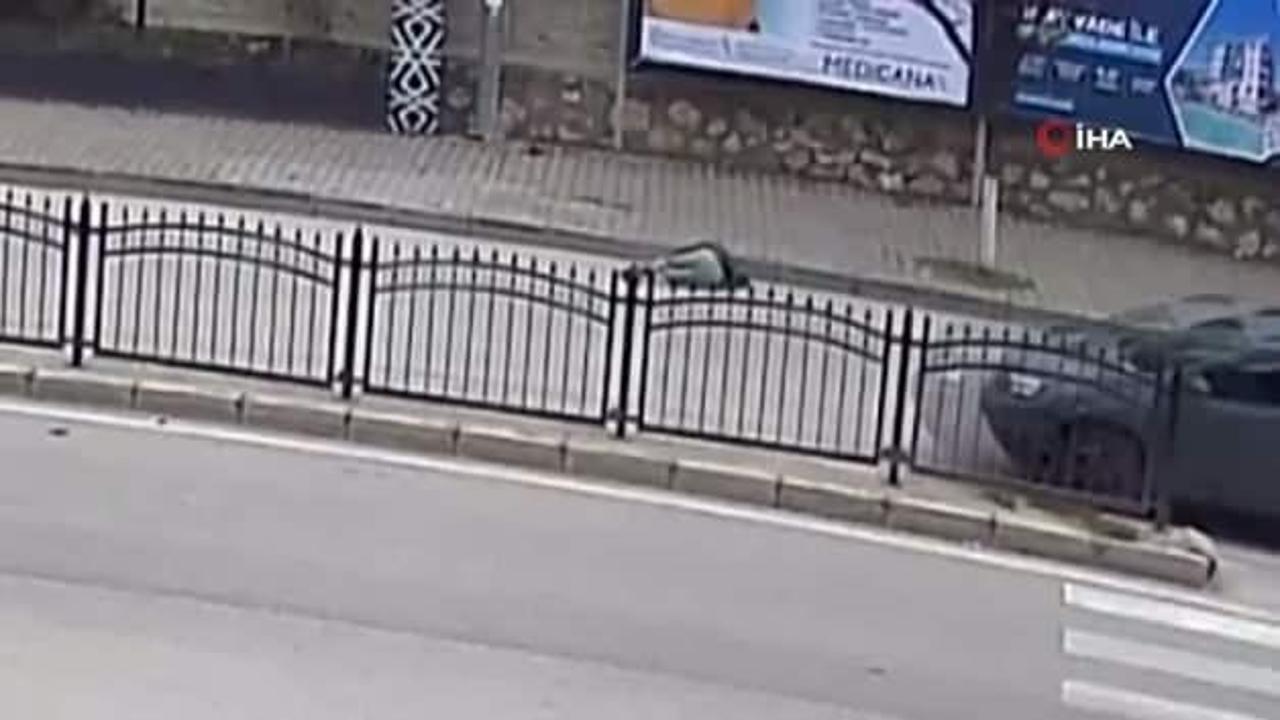 Yaya geçidinde geçen yayalara araba çarptı! Feci kazada 1 kişi hayatını kaybetti