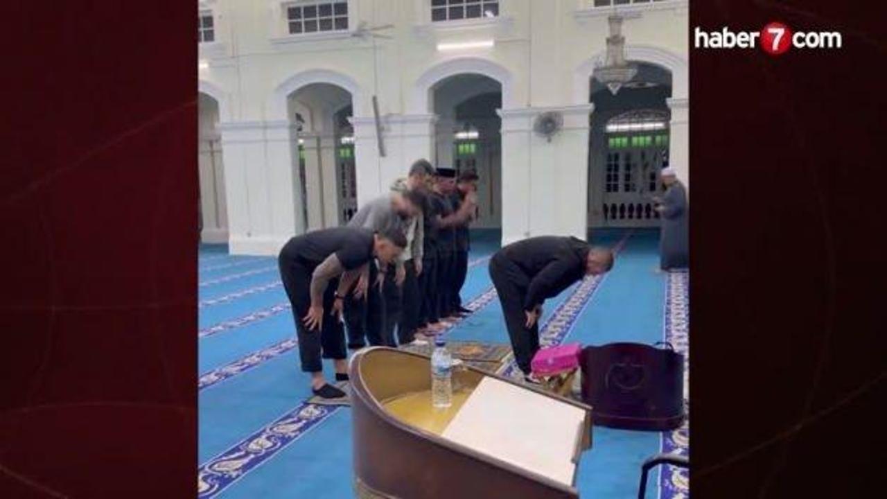 Efsane sporcu Khabib Nurmagomedov, cemaate namaz kıldırdı