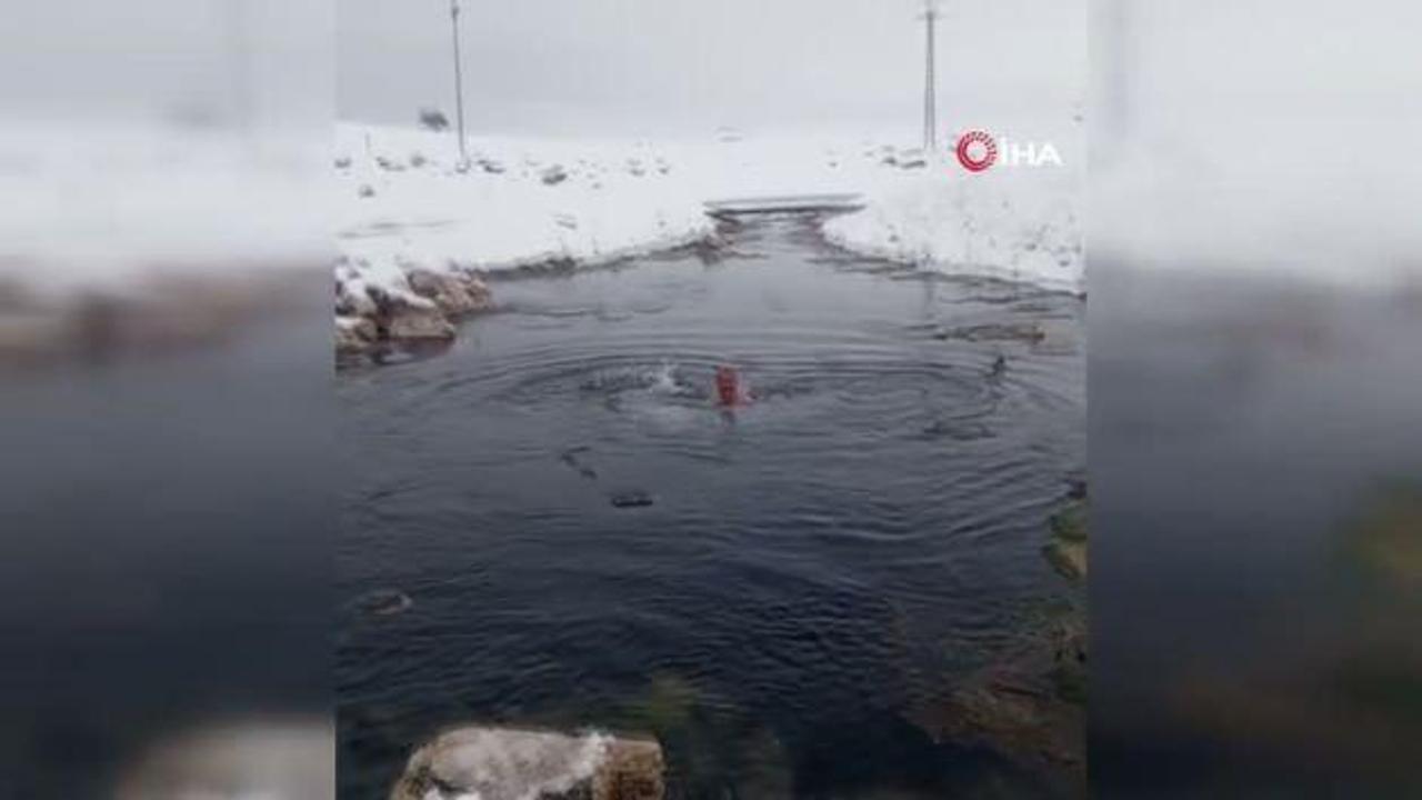 Karlı havada suya girdi! O anlar izleyenleri titretti