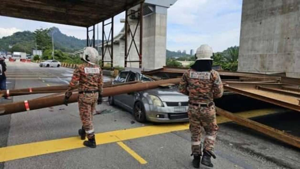Malezya'da feci kaza: Tonlarca ağırlıktaki metal kirişlerin altında kaldı
