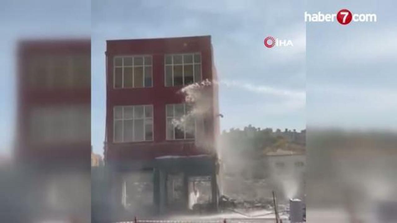 Mersin’de 2 katlı bina titreşimle yıkıldı