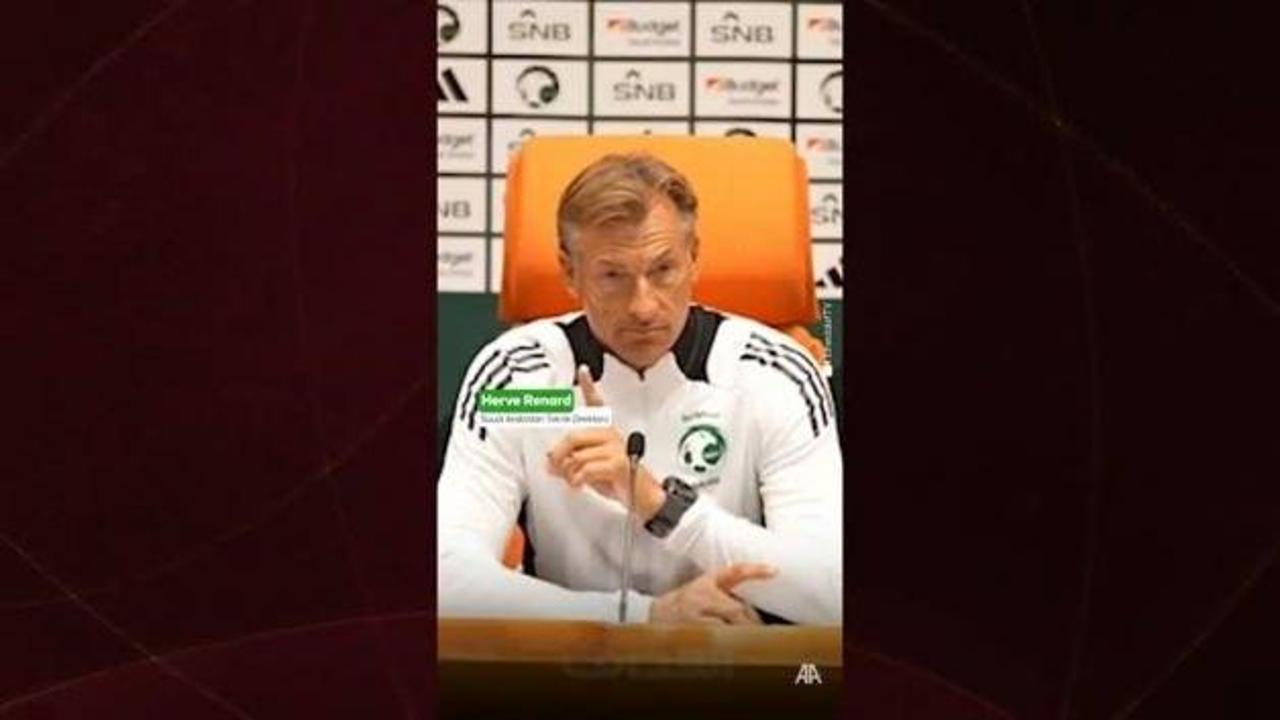 Fransız teknik direktör, ezan okunduğu sırada basın toplantısına ara verdi