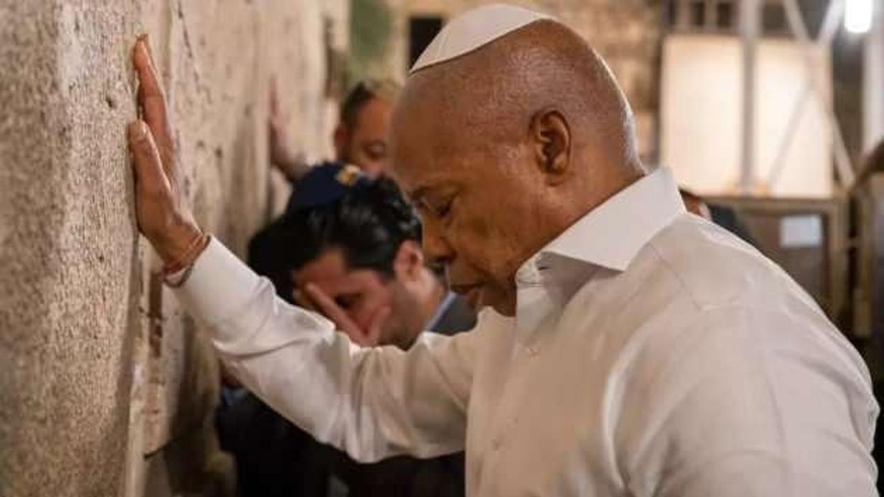 Seçimi Müslüman adaya kaybetti, ilk iş İsrail'e gidip ağlamak oldu