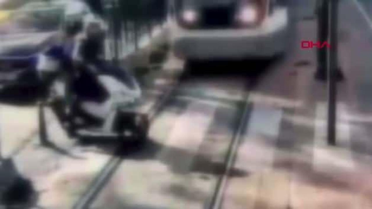 Tramvay yoluna kontrolsüz dalan sürücü ölümden döndü