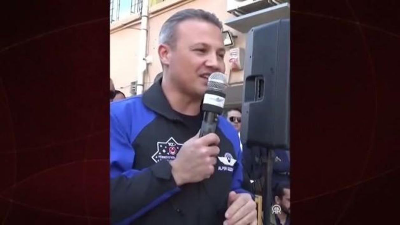 Gezeravcı uzaya gitmeden Mukaddes öğretmenden helallik aldı, dönünce elini öptü