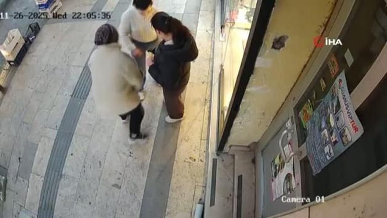 Gözü dönmüş adam eşini öldürmek üzere saldırdı! Esnaf kadını kurtardı