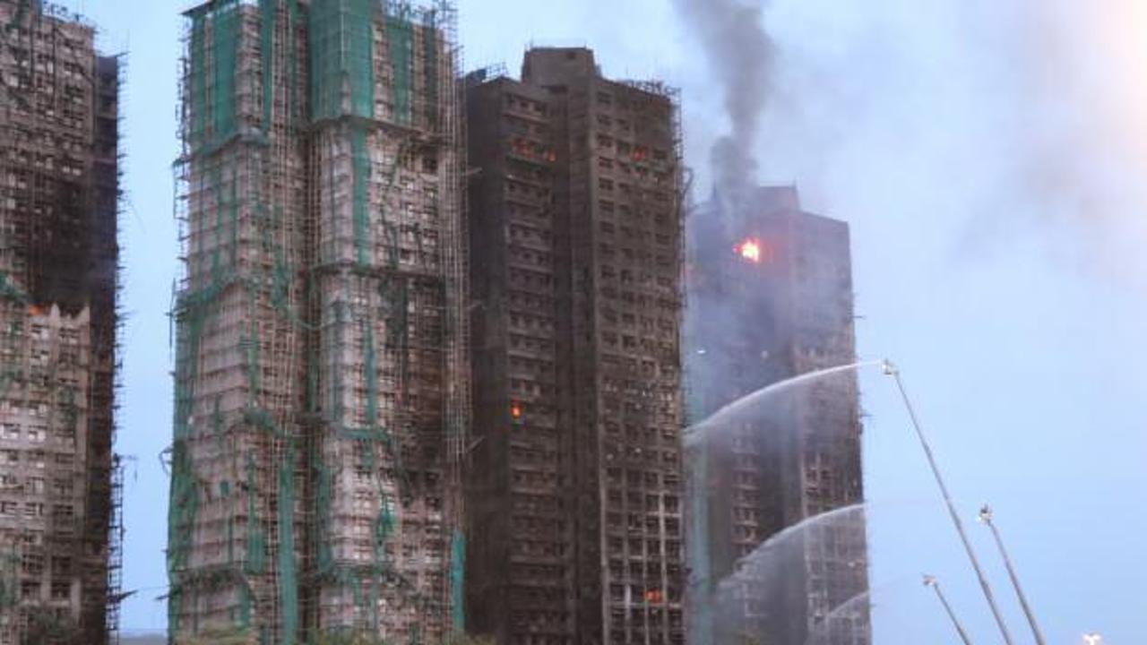 Hong Kong'ta yanan binanın son hali! 94 kişiye mezar oldu