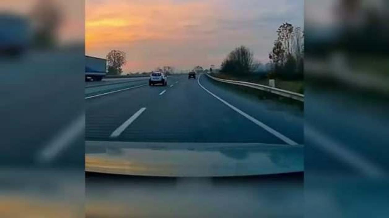 Seyir halindeki araca yorgun mermi isabet etti: Dehşet anları kamerada!