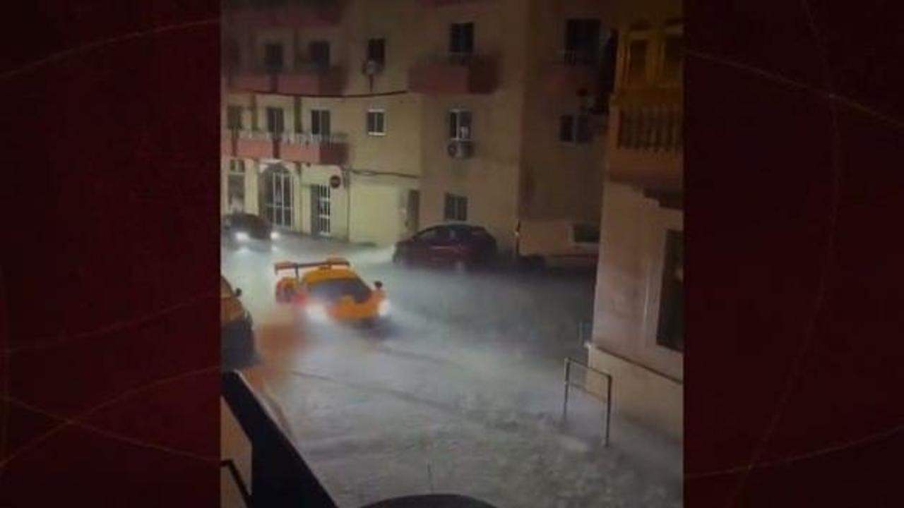 1.3 miyon Euro değerindeki otomobil selin ortasında kaldı