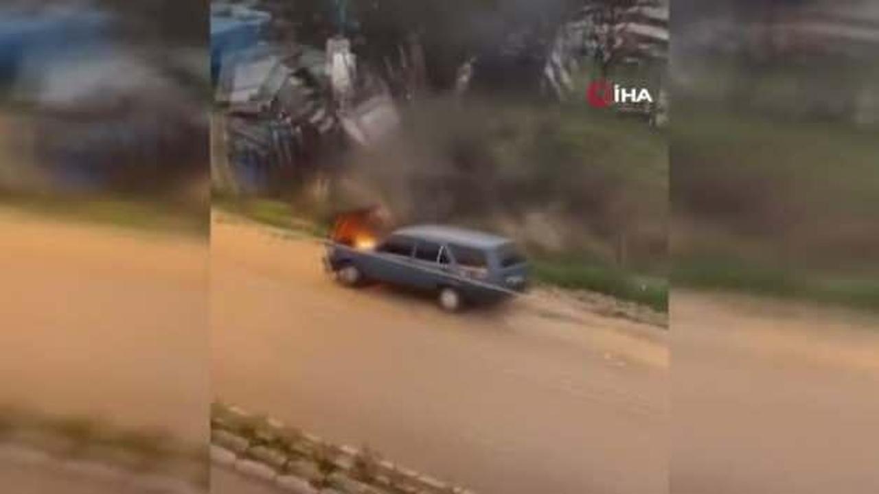 Alev alev yanan aracını kovayla su döküp söndürdü