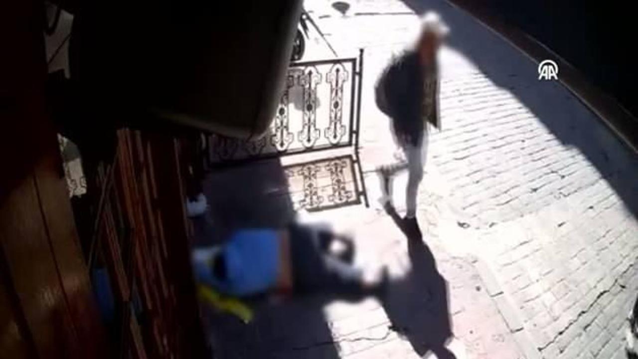 İnsanlığın öldüğü anlar! Yolda bayılan adamın telefonunu çaldılar