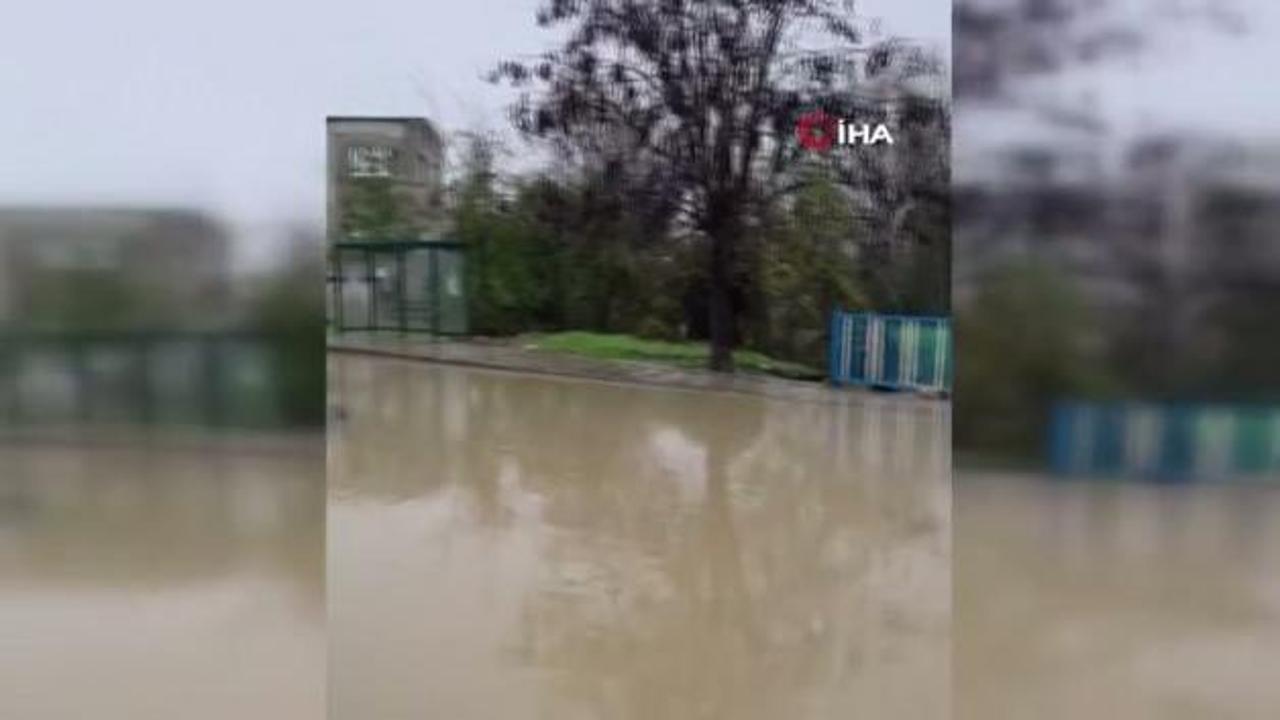 Sağanak yağış Sarıyer Kilyos yolunu göle çevirdi