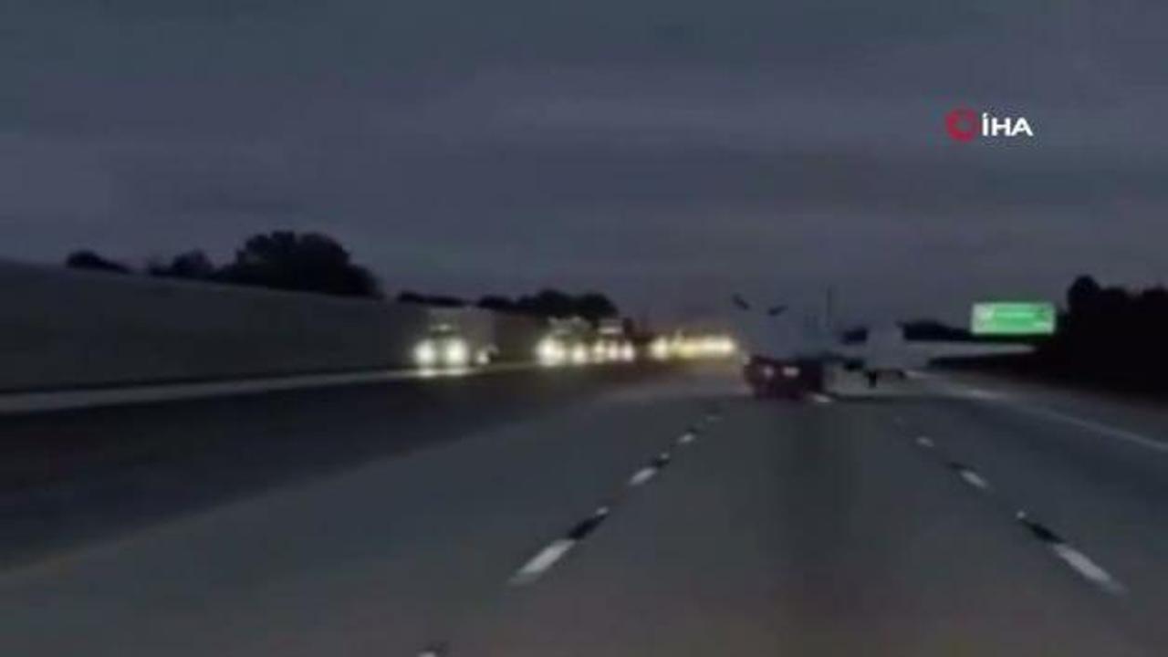 ABD'de uçak, seyir halindeki araca çarptı