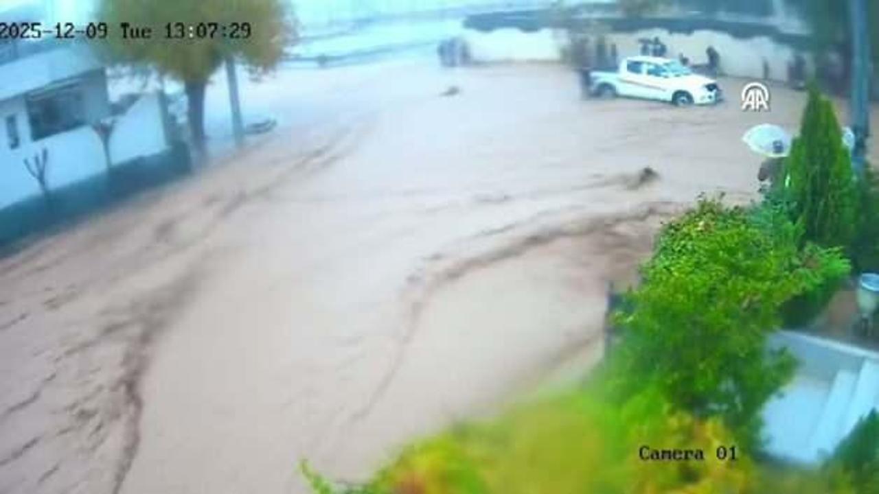 Irak'ta sel felaketi: 30 öğrencinin duvarın altında kalmaktan kıl payı kurtuldu