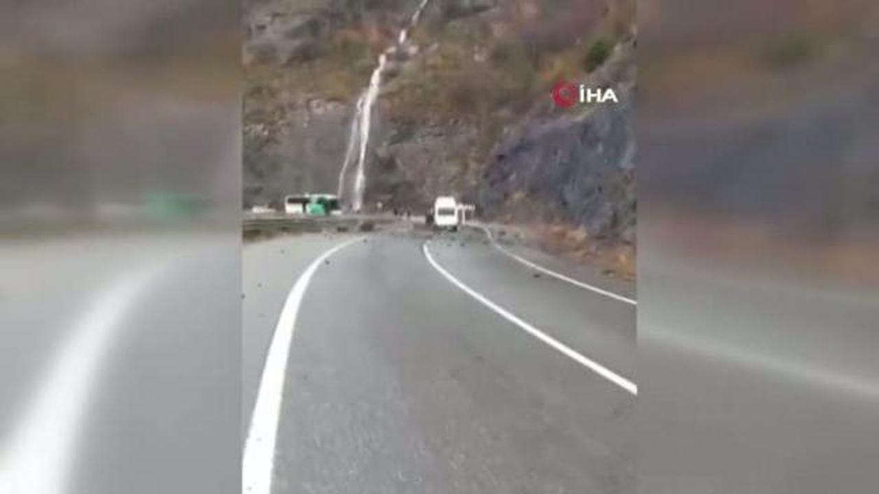 Minibüsün üzerine dev kayalar düştü, 3 kişi şans e…