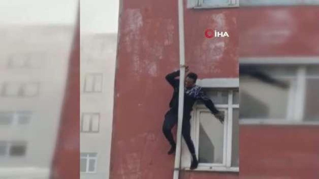 Sultangazi'de yangından kurtulmak için borulara tutunan adamın düştüğü anlar kamerada