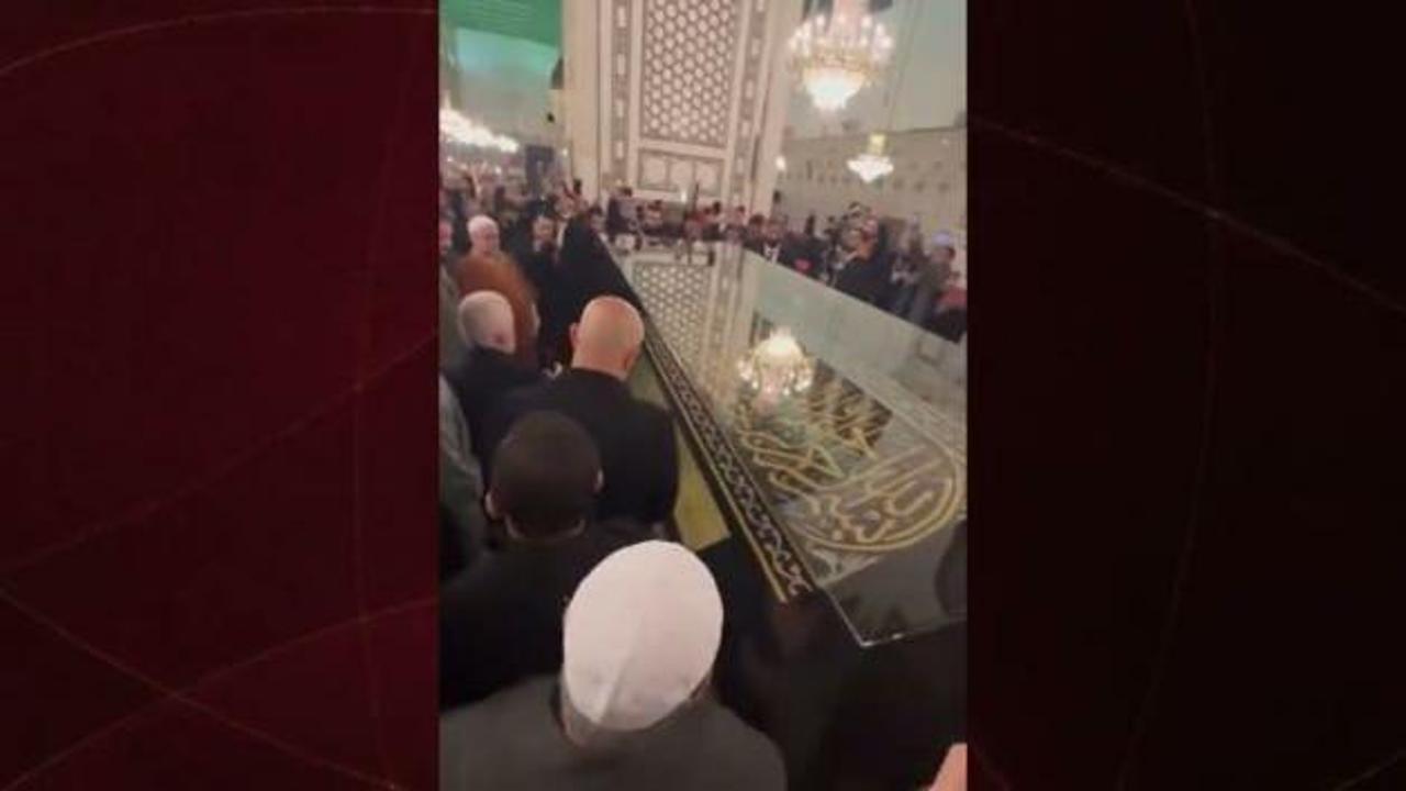 Tarihi anlar! Kutsal emanet Emevi Camii'ne ulaştı...