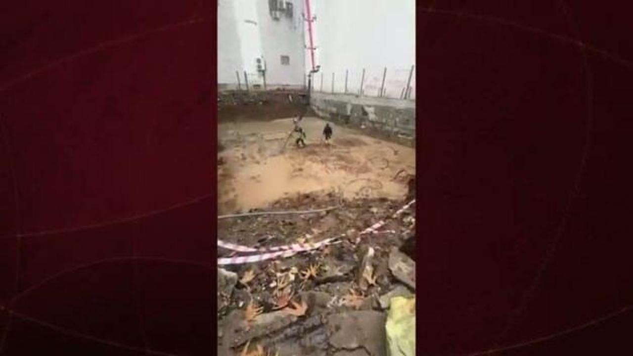 Felakete davetiye! Su dolu temele beton döktüler