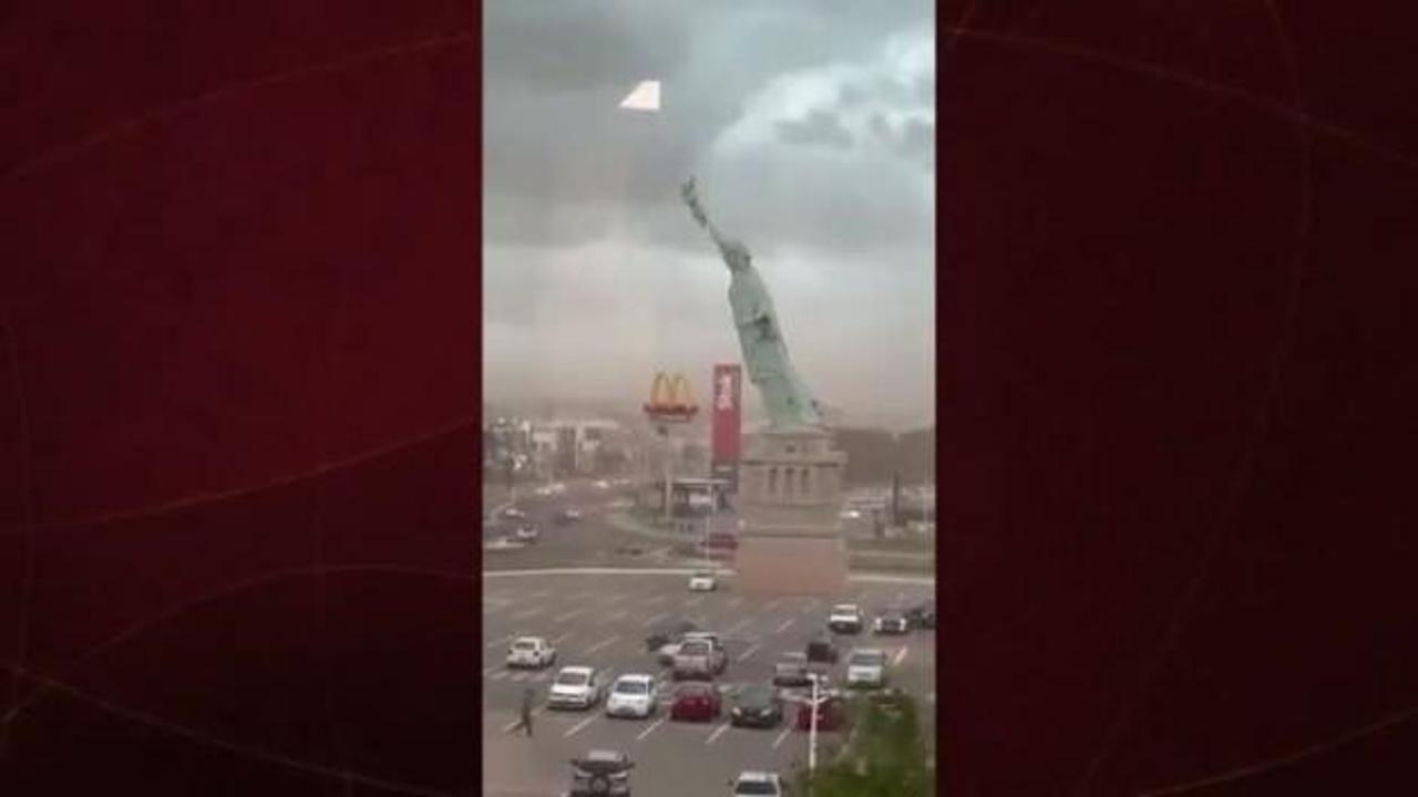 Brezilya'da şiddetli rüzgarın ardından replika Özgürlük Heykeli devrildi.