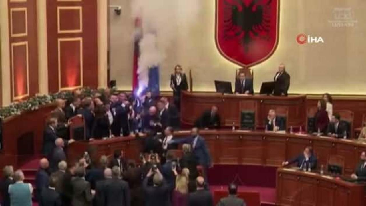 Avrupa ülkesinde 'evlere şenlik' oturum: Kürsüde meşale, başkana pet şişe...