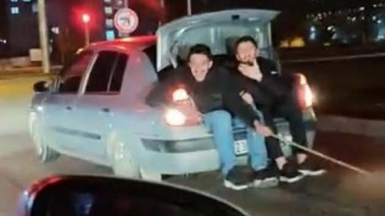Bagaja oturup arızalanan arabayı elleriyle tuttukları iple çektiler