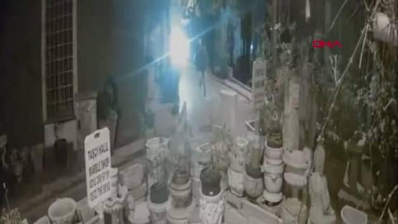 Beyoğlu’nda telefon çalan kapkaçılar kameralara yakalandı