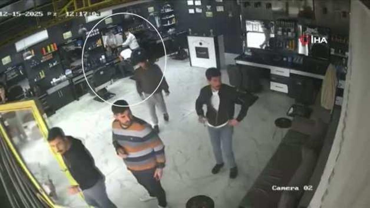 Depreme rağmen müşterisinin saçını yıkayan berber …