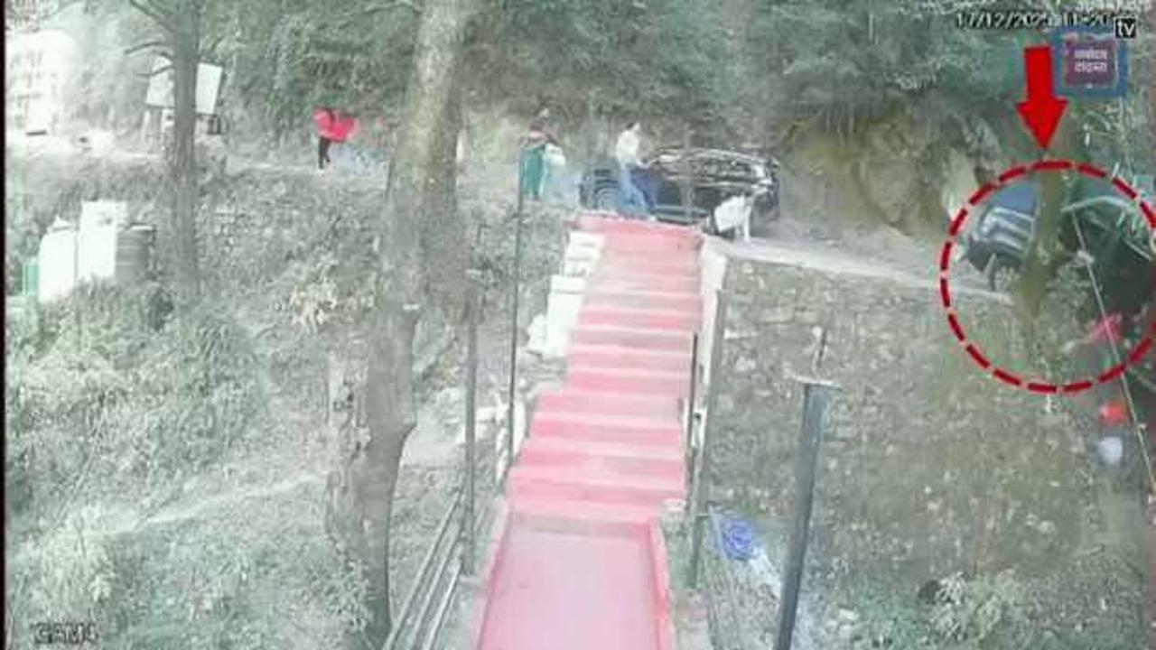 Hindistan'da faciadan dönüldü! Turistleri taşıyan araç şarampole sürüklendi