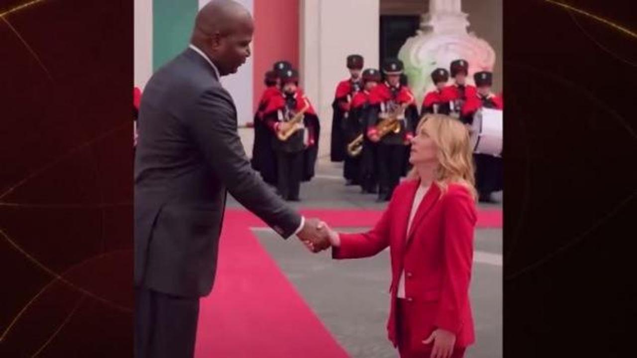 Başbakan Meloni Mozambikli liderle görüştü: Boy farkı dikkat çekti