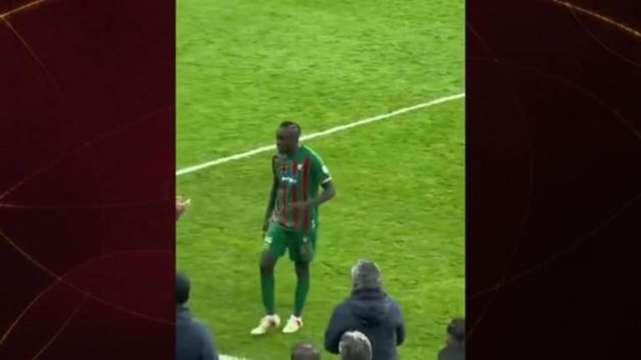 Oyundan alınınca çılgına döndü! Kendi hocasına saldırdı