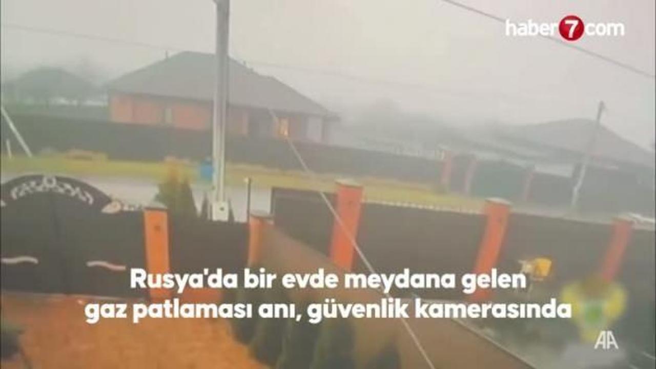 Rusya'da bir evde meydana gelen gaz patlaması anı, güvenlik kamerasında