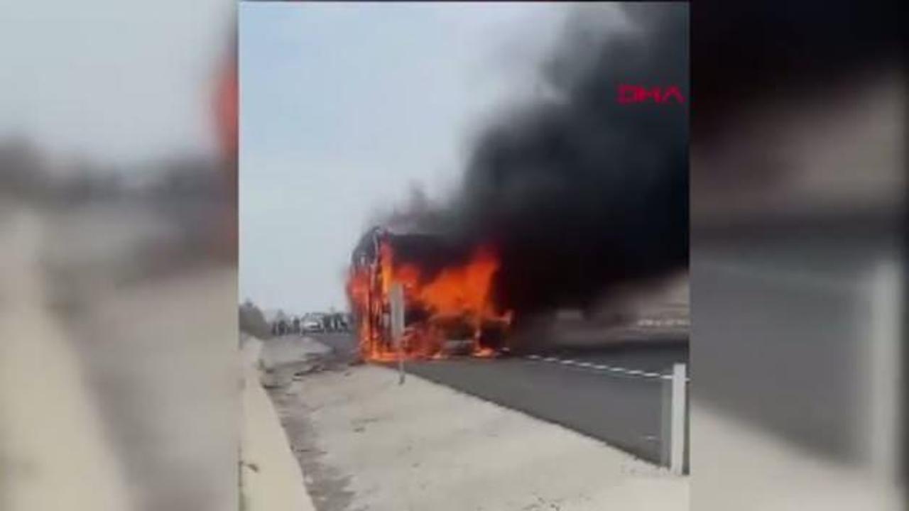 Seyir halindeki otobüste alevlere teslim oldu!