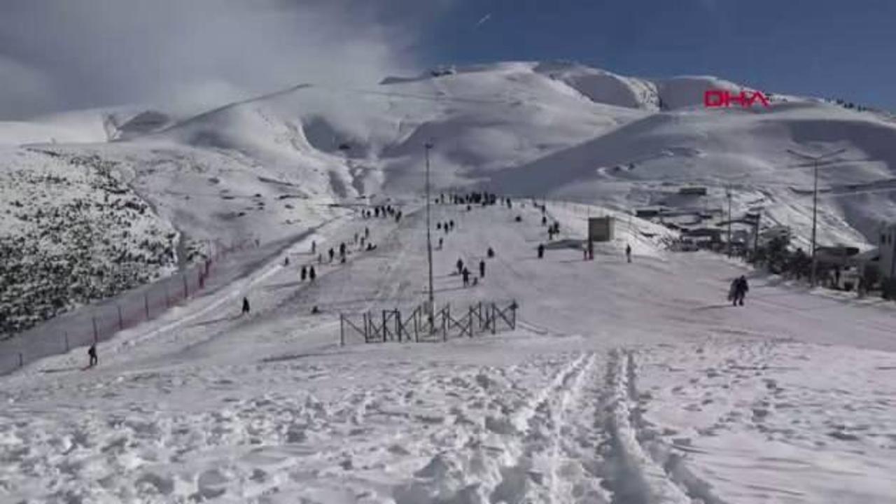 Zigana’da horonlu-halaylı kar sevinci