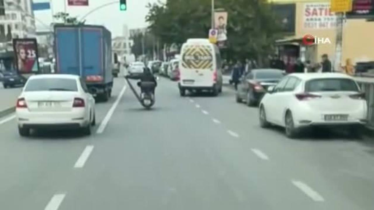 Motosikletlinin trafikte eşya taşıma yöntemi herkesi korkuttu