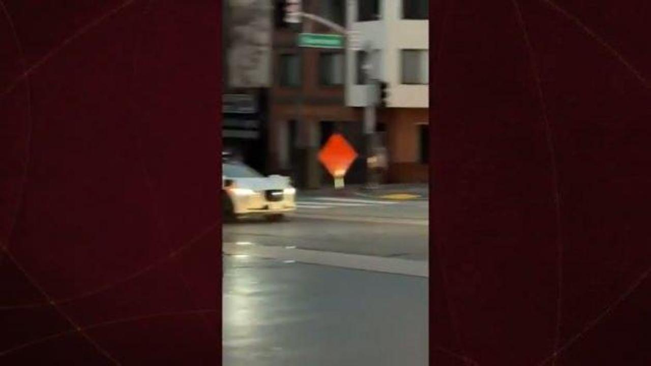 ABD'de elektrik kesintisi trafiği felç etti, otonom araçlar sürücüleri çaresiz bıraktı