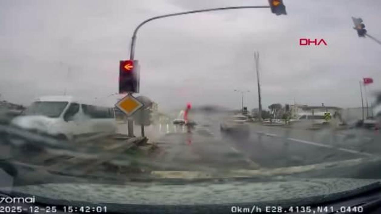 Büyükçekmece'de kırmızı ışık ihlali kazaya neden oldu; çarpışma kamerada