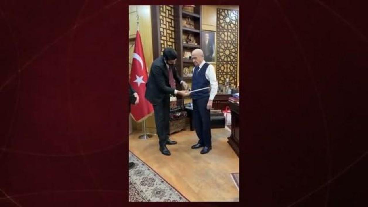 MHP lideri Devlet Bahçeli'nin takım elbise ölçüsü verdiği anlar kaydedildi