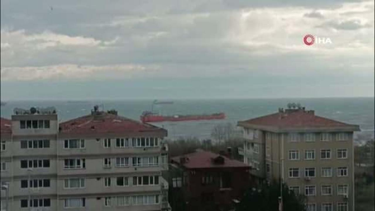 Avcılar'da sürüklenen yakıt tankeri kıyıya 30 metre kala durabildi